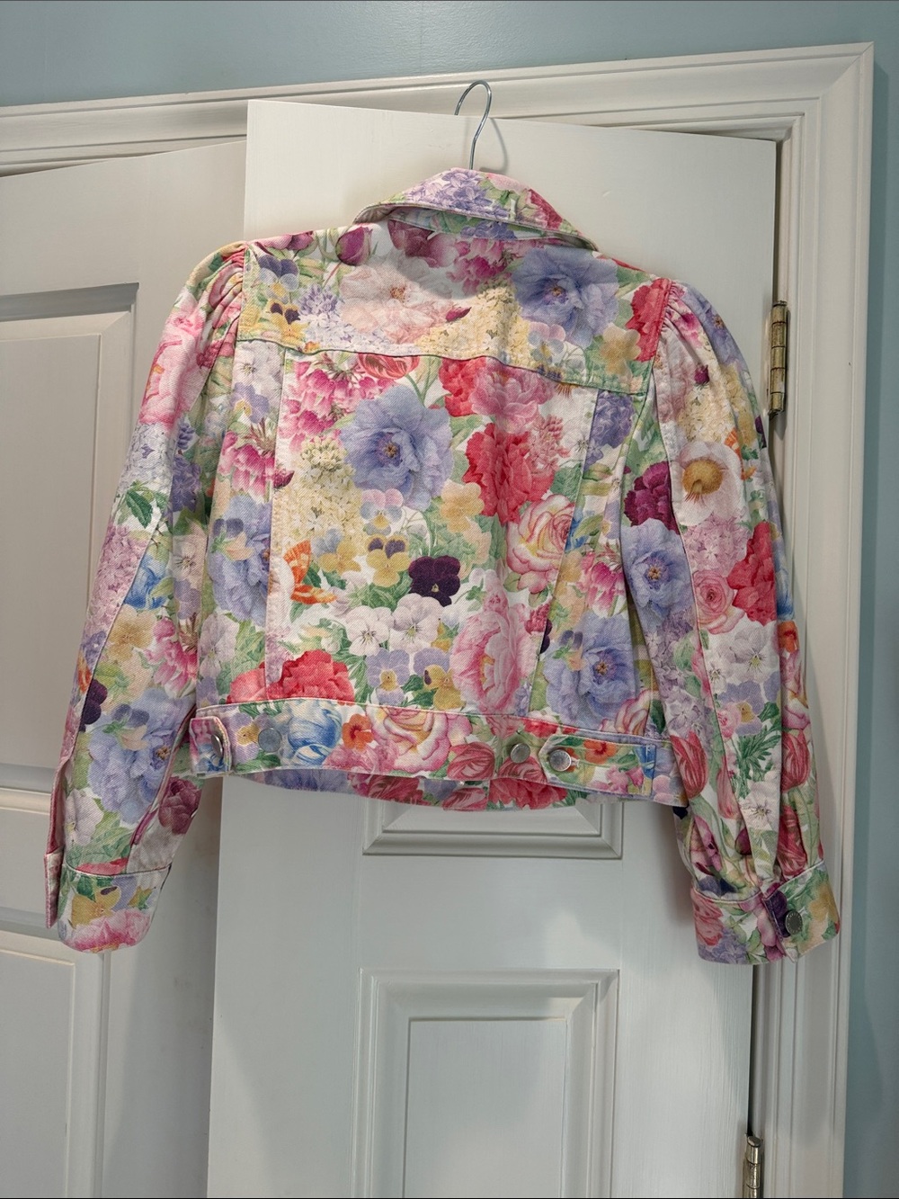 Alice + Olivia Floral Cropped Jean Jacket in Multicolor - Picture 4 of 5